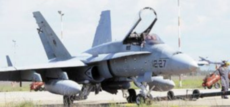 Imagen de archivo de uno de los aviones F-18 españoles que operan actualmente en Libia dentro de la llamada ‘Odisea al Amanecer’. / Reuters