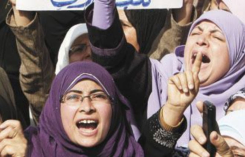 Manifestantes egipcias gritan consignas contra el presidente