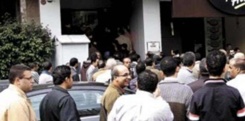 Centenares de personas se agolparon a las puertas de los bancos. / A. Kahled (Efe)