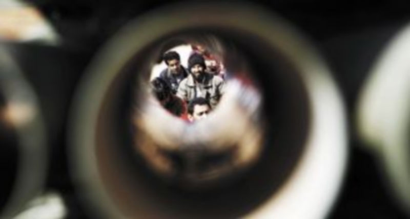 Miembros de las milicias rebeldes esperan en Bengasi la cada vez más cercana ofensiva de las tropas fieles al régimen de Muamar el Gadafi. / Reuters