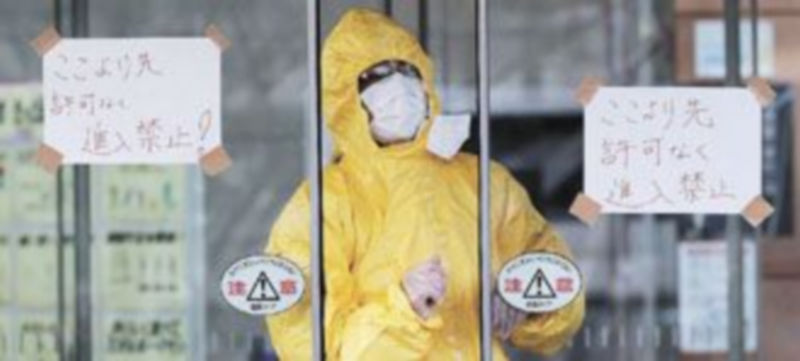 Un técnico de la central nuclear de Nihonmstsu se protege ante una posible fuga de material radiactivo. / Yuriko Nakao (Reuters)