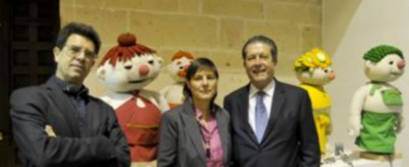 El claustro de IE Universidad acoge una exposición con reproducciones de los Muñecos para el Desarrollo./ JUAN MARTÍN