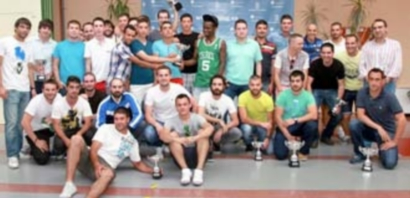 Los equipos premiados recibieron los trofeos de manos del concejal de deportes