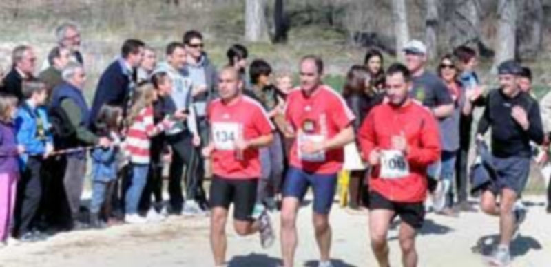 Imagen de la anterior edición de la carrera pedestre ‘La Viña del Ajo’ en Muñoveros. / ALBERTO BENAVENTE