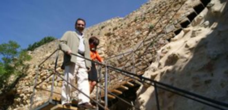 Arahuetes y De Santos observan las obras realizadas en la muralla./EL ADELANTADO