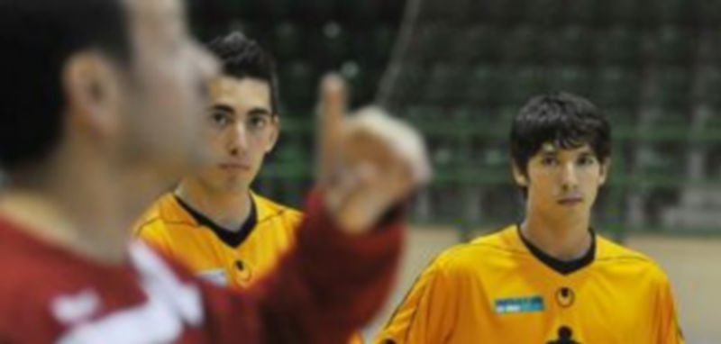 Murga escucha con atención las explicaciones de Jesús Velasco en el inicio del entrenamiento del Caja Segovia en el Pedro Delgado. / Juan Martín