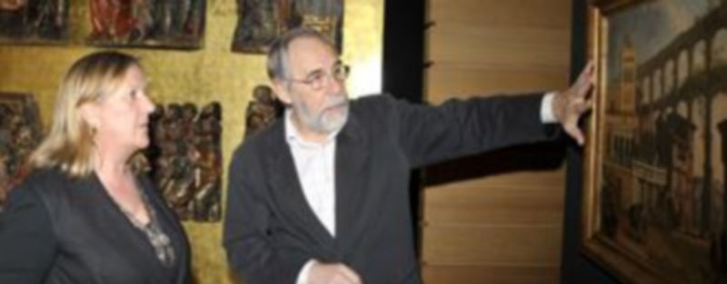 Alonso Zamora explica las características de una de las piezas expuestas a la subdelegada del Gobierno./ ALBERTO BENAVENTE