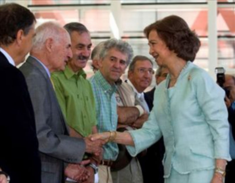 La Reina Sofía saluda a Emiliano Aguirre en presencia de los actuales directores de Atapuerca