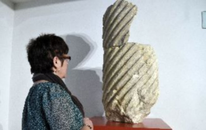 Una visitante del museo observa la atractiva pieza procedente de los fondos del museo. / Juan Martín