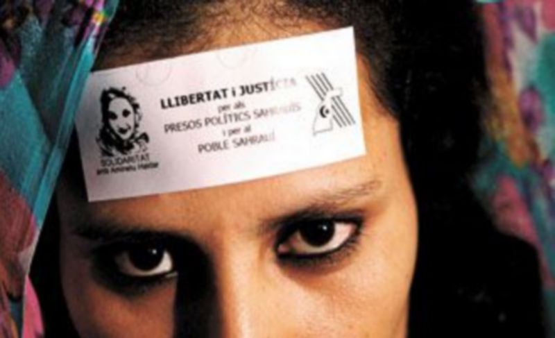 Cientos de personas se concentraron ayer en el centro de Barcelona en solidaridad con Aminatu Haidar. / Efe