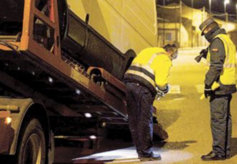 Dos agentes inspeccionan la furgoneta que conducían los etarras capturados. / Efe