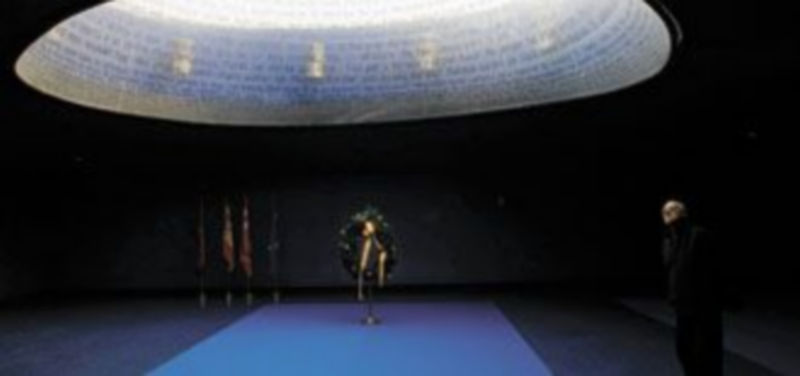 Un hombre visita el monumento en memoria de las víctimas del 11-M ubicado en las inmediaciones de la Estación de Atocha