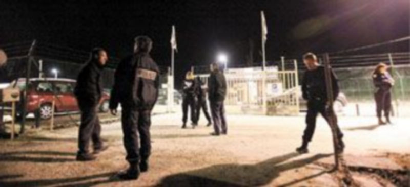 Varios agentes de las Fuerzas de Seguridad francesas inspeccionan los alrededores del concesionario de automóviles desvalijado por la banda terrorista. / Efe