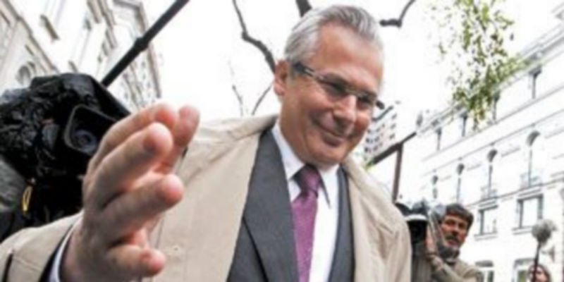 El magistrado de la Audiencia Nacional Baltasar Garzón llegaba ayer por la mañana al Tribunal Supremo en medio de una gran expectación y rodeado de periodistas. / Efe