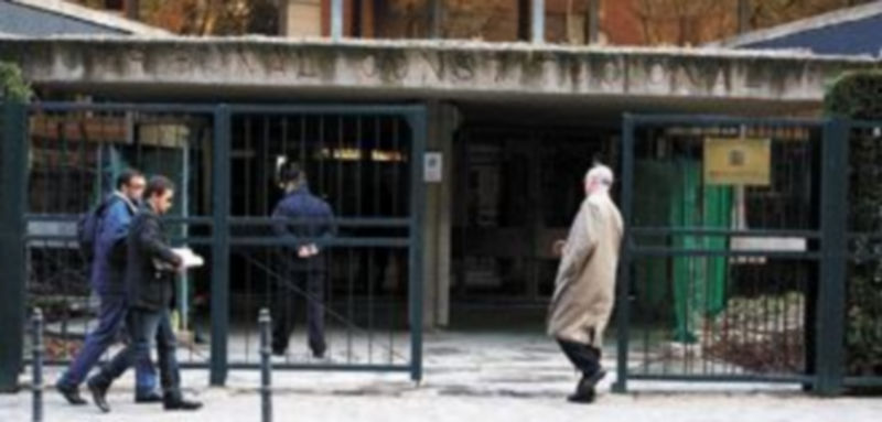 Varios ciudadanos paseaban ayer frente a la sede del Tribunal Constitucional minutos antes de que se conociera el nuevo retraso en la sentencia sobre el ‘Estatut’. / Efe