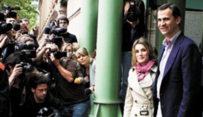 Los Príncipes de Asturias acudieron al hospital después de que Don Felipe regresara de una visita oficial a Costa Rica. / Efe