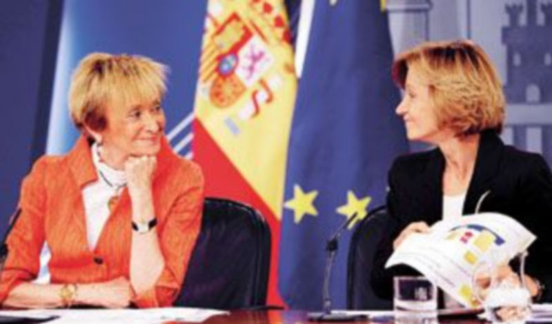 Las vicepresidentas De la Vega y Salgado se miran de forma cómplice durante la rueda de prensa. / Paul Hannah (Reuters)