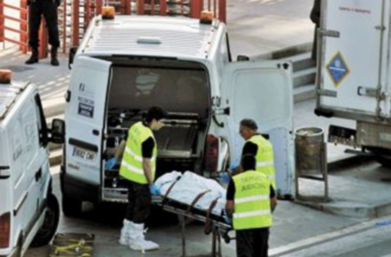 Un hombre coloca un ramo de flores sobre las vías del apeadero de Castelldefels. / Efe