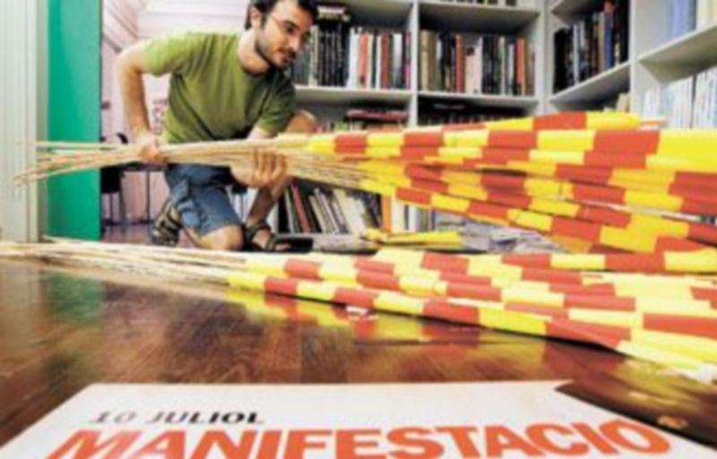 Un miembro de la asociación independentista Ómnium Cultural ultima los preparativos de la manifestación de hoy en contra del recorte del ‘Estatut’. / Efe