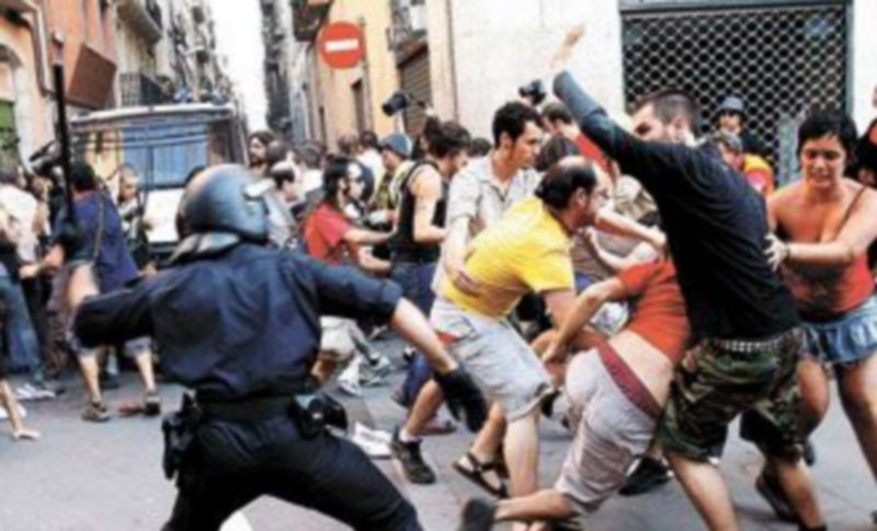 Agentes antidisturbios de los ‘Mossos d’Esquadra’ cargan en el barrio barcelonés de Gràcia contra una marcha de unos 150 independentistas. / Toni Garriga (Efe)