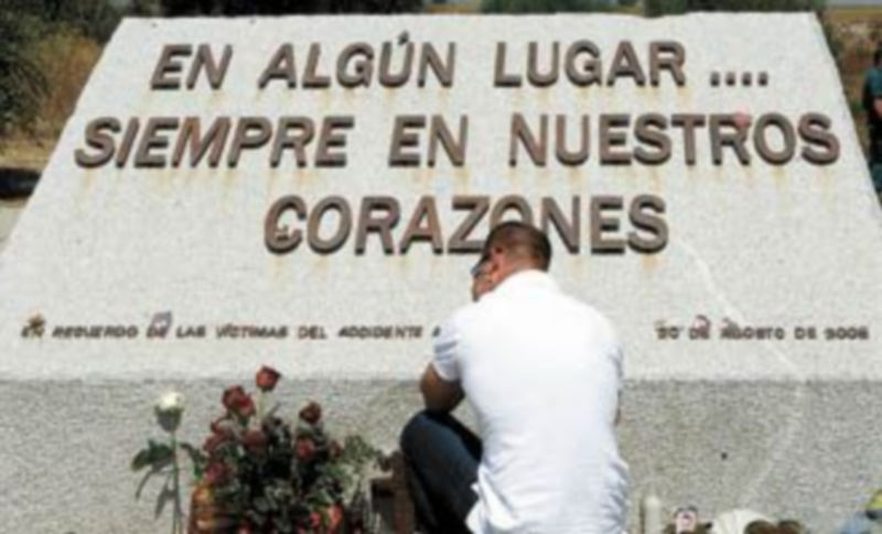 Uno de los familiares de las víctimas muestra su dolor ante el monumento que se levantó en el lugar del siniestro. / Efe
