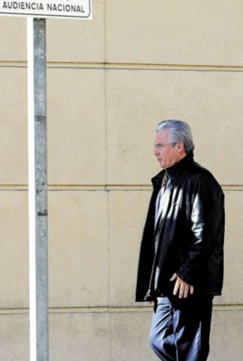El juez de la Audiencia Nacional Baltasar Garzón pasea por Madrid. /EFE