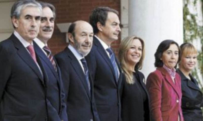 Zapatero recibió en la puerta del Palacio de la Moncloa a los nuevos integrantes del Ejecutivo. / Efe