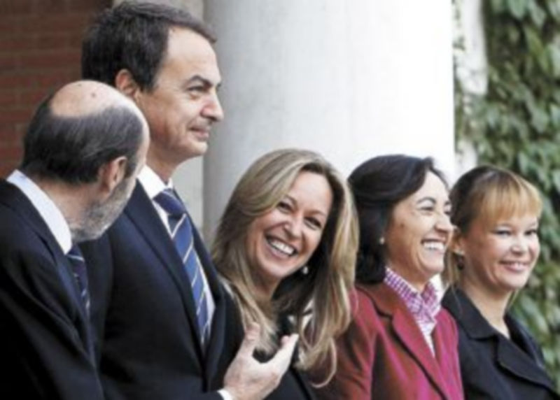 Zapatero posa en el Palacio de la Moncloa con Pérez Rubalcaba