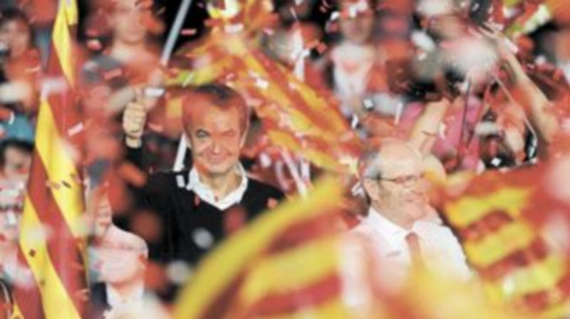 El inquilino de Moncloa acudió ayer por primera vez a un acto de la campaña catalana para apoyar a su candidato a la ‘Generalitat’