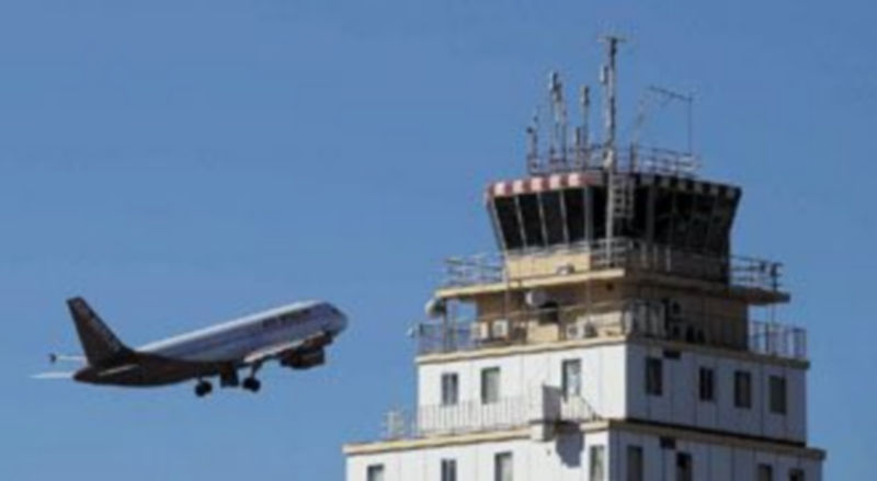 Un avión de Air Berlín despega del aeropuerto Tenerife Norte tras la reanudación de las operaciones. / Ramón de la Rocha (Efe)