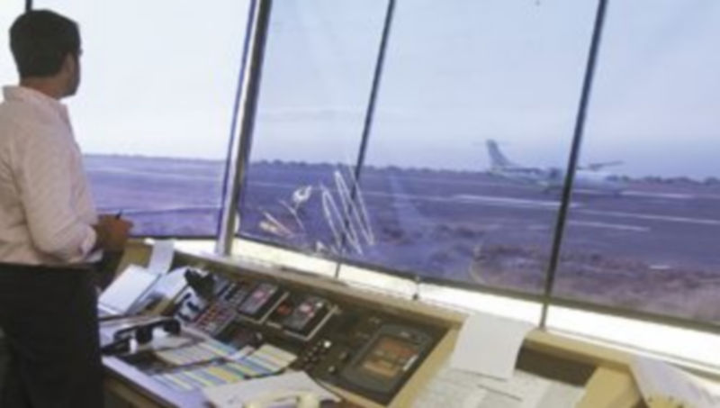 El personal de las torres de control vuelve a la normalidad al concluir el estado de alarma impuesto por el Gobierno . / Efe