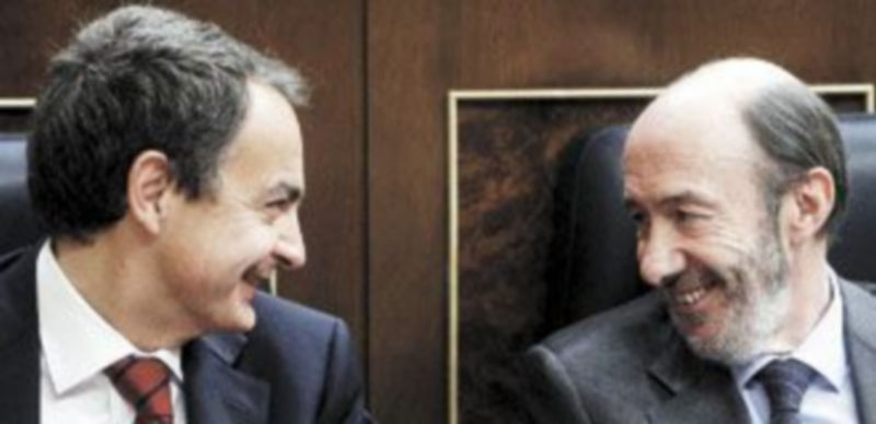 El presidente Zapatero conversa con el ministro del Interior
