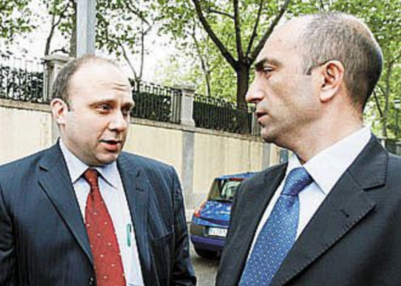 Los forenses turcos Ömer Müslümanoglü (i)y Bülent Sam