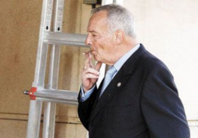 El general sanitario Vicente Navarro se encamina hacia la Audiencia Nacional durante una de las sesiones del juicio. / EFE