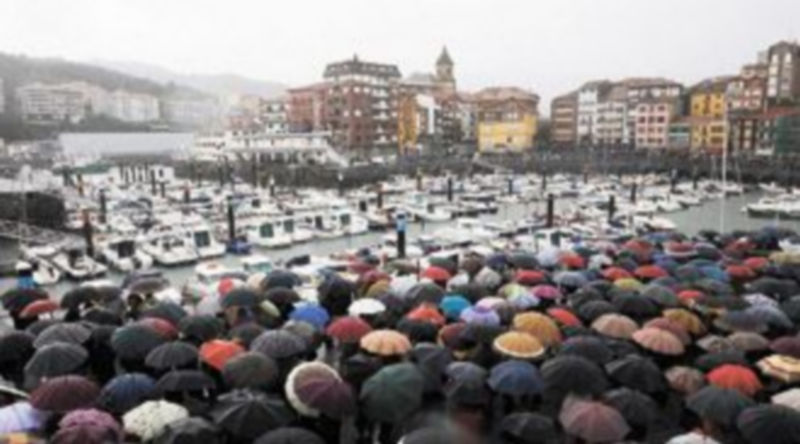 La lluvia no impidió que miles de personas se acercaran al puerto de Bermeo para acompañar a los familiares de los pescadores y pedir su liberación. / V. West (Reuters)