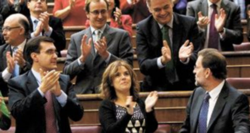 Los diputados ‘populares’ aplauden a su líder