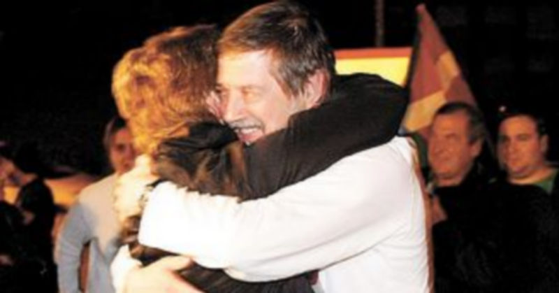 Rafael Díez Usabiaga se abraza con un familiar tras recobrar la libertad. / Efe