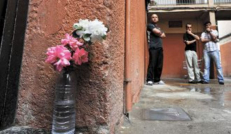 Un patio de la localidad catalana de Salt fue el escenario en el que una mujer perdió la vida después de recibir una puñalada. / Robin Townsend (Efe)