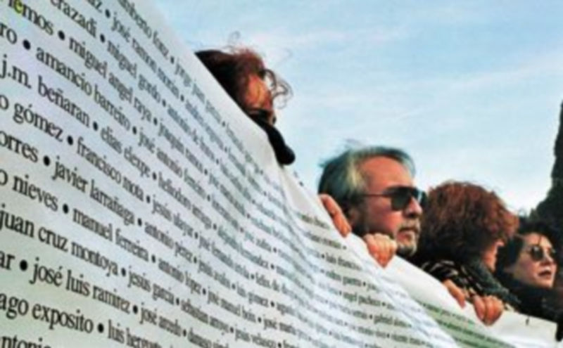 La AVT muestra una pancarta con el nombre de todas las personas que han muerto durante medio siglo a manos de ETA. / Efe