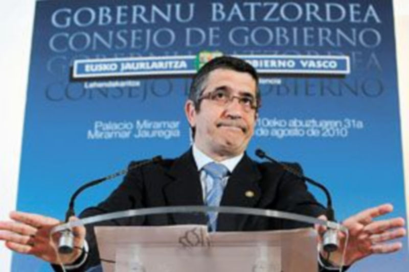 El ‘lehendakari’ Patxi López asegura que el Ejecutivo que preside se mantendrá «vigilante» con lo que se decida en Madrid. / Javier Etxezarreta (Efe)