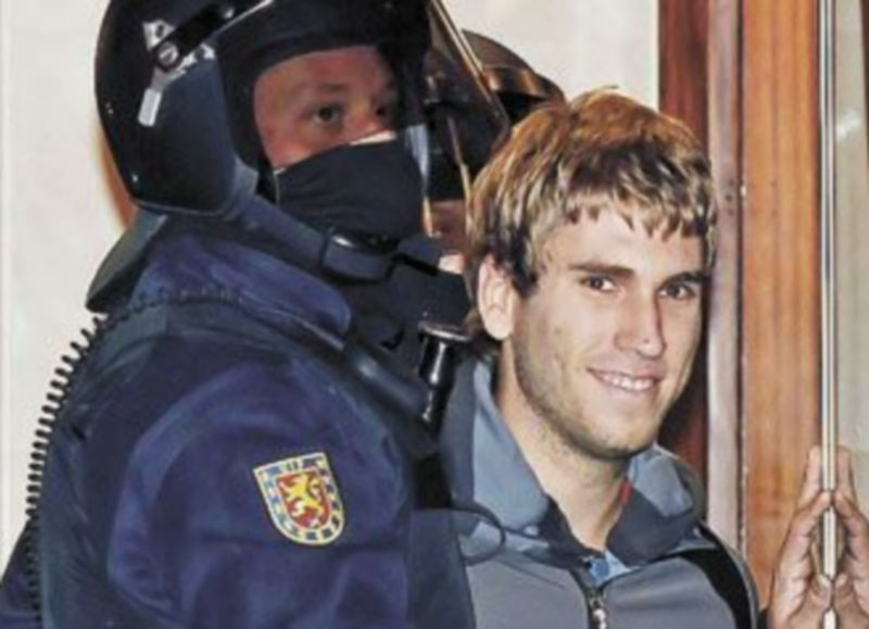 Un agente detiene a un joven en el barrio de San Juan de Pamplona. / Efe