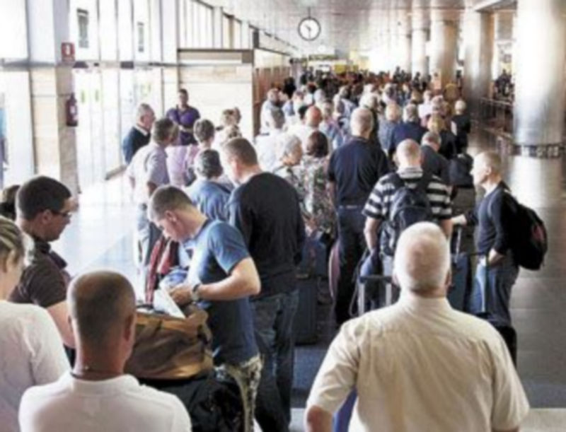 Numerosas personas hacen cola en el aeropuerto de Gran Canaria. / Á. Medina (Efe)