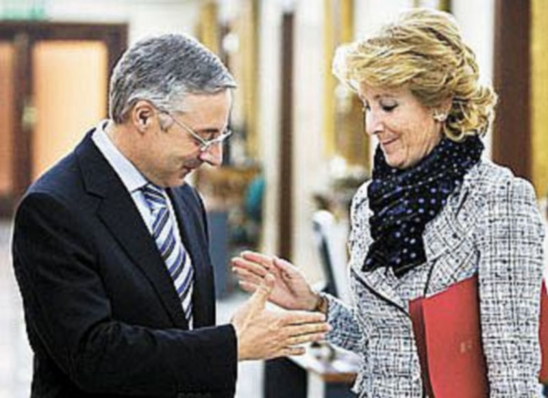 José Blanco y Esperanza Aguirre sellan su acuerdo con un simbólico apretón de manos. / EFE