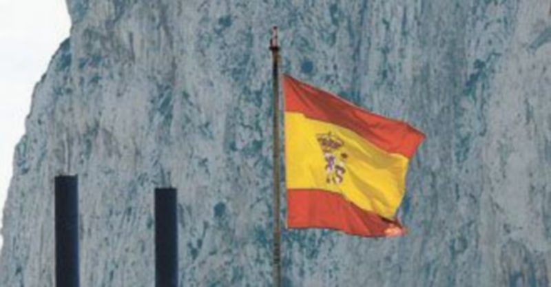 Una bandera española ondea en la frontera con Gibraltar. / Efe