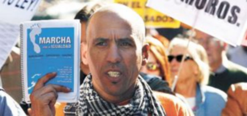 Un inmigrante se manifiesta por sus derechos en una marcha en defensa de la igualdad. / Efe