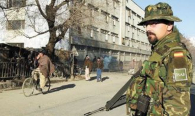 Un soldado español de las fuerzas de la ISAF patrulla en Kabul