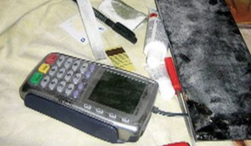 Parte del material incautado a los falsificadores de tarjetas. / Efe