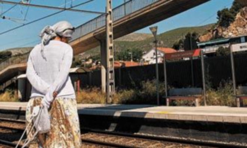 Una mujer mira a la vía donde se produjo el fatal incidente el miércoles. / efe