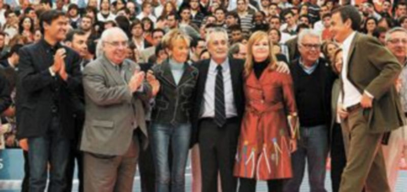 Destacados dirigentes socialistas acompañaron a Zapatero en el acto de ayer en Madrid. / Efe