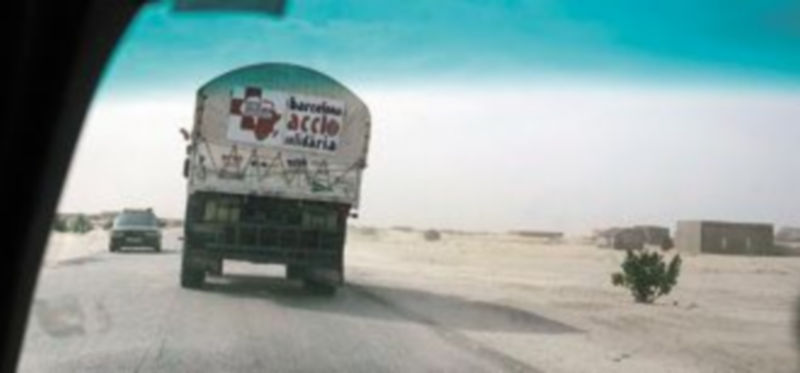 Los 12 vehículos que componen el convoy de la Caravana Solidaria emprendieron ayer su recorrido hacia Senegal. / Efe